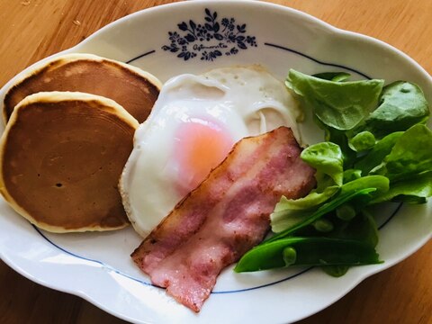 パンケーキと目玉焼き、ベーコンの朝ごはん